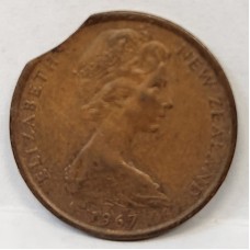 NEW ZEALAND 1967 . ONE 1 CENT COIN . ERROR . CLIPPED BITTEN EDGE